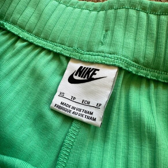 Nike Women’s Ribbed Green Shorts Size XS - Picture 2 of 3